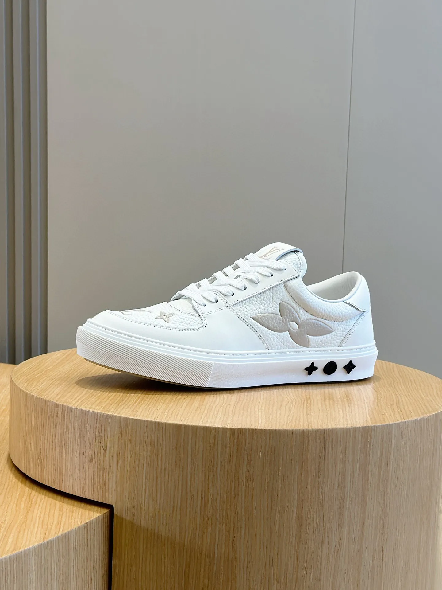 Factory price: 438💰LV full cowhide color-printed men's sneakers. This Ollie lace-up sneaker is made of floral embossed fabric, continuing the inspiration of the season's ready-to-wear collection. The laces are used to set off the gorgeous design, monogram flowers are embellished with transparent rubber outsole, and the brand logo is written on the back. Cowhide upper, cowhide lining, TPU outsole Size: 39-44 (customized at 38.45)